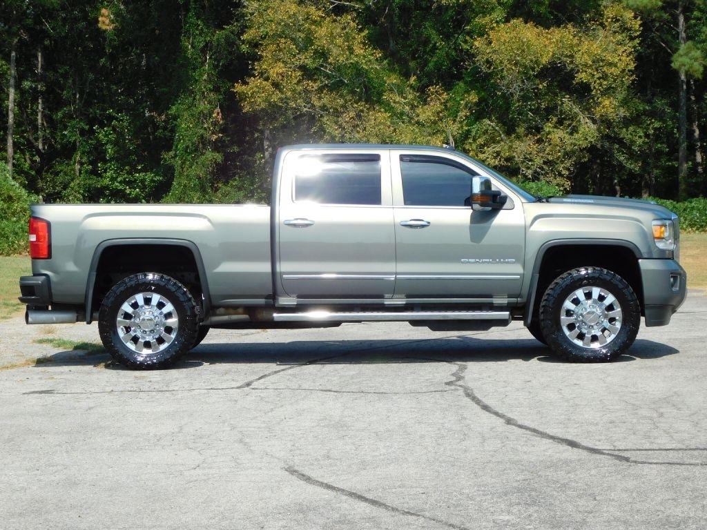 GMC Sierra 2500HD Denali Crew Cab 4WD 2017