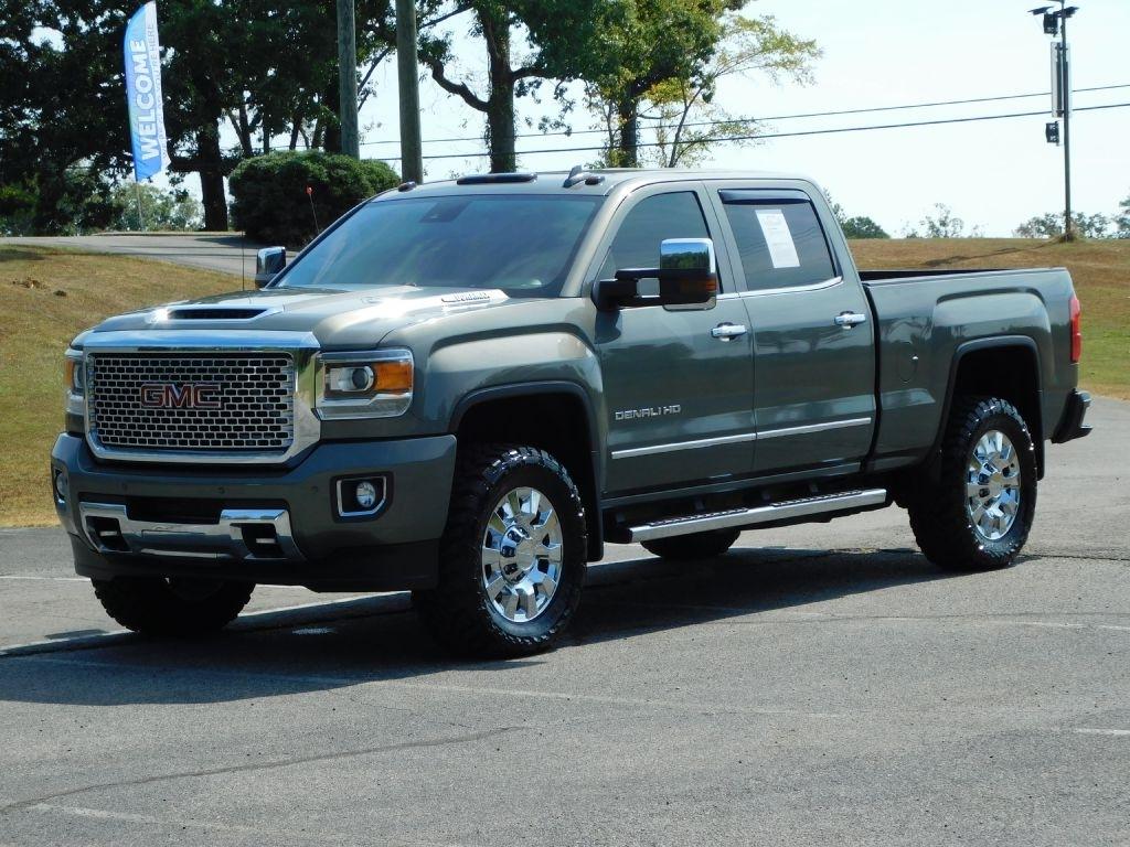 GMC Sierra 2500HD Denali Crew Cab 4WD 2017