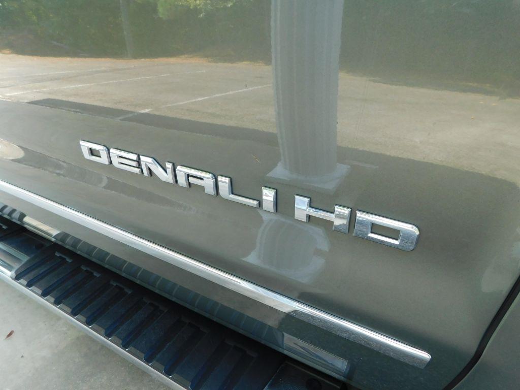 GMC Sierra 2500HD Denali Crew Cab 4WD 2017