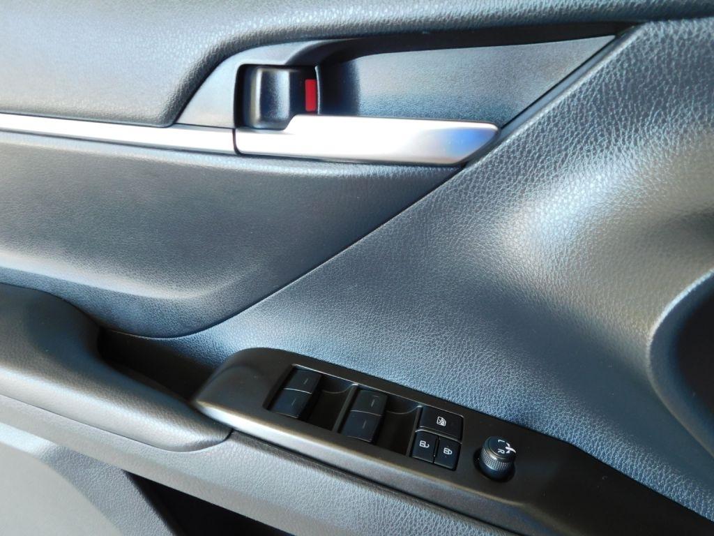 Toyota Camry SE 2023