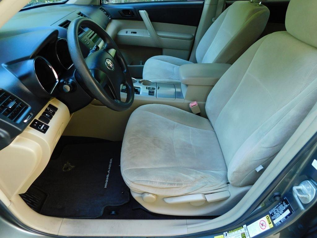 Toyota Highlander Base 2WD I4 2012