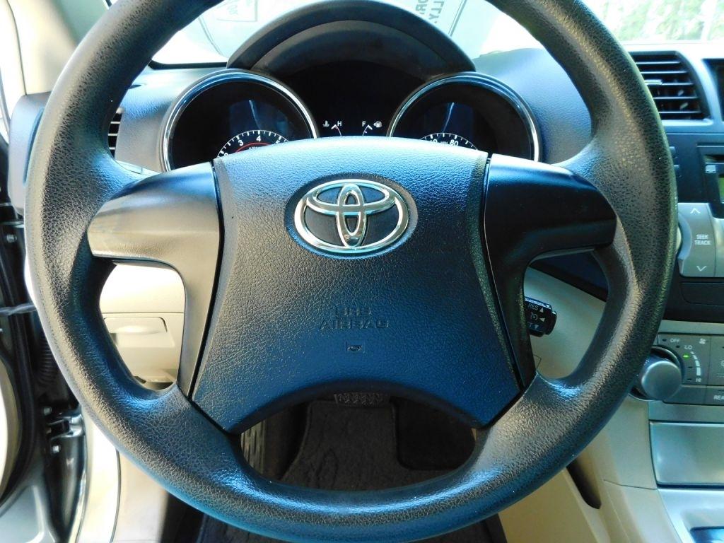 Toyota Highlander Base 2WD I4 2012