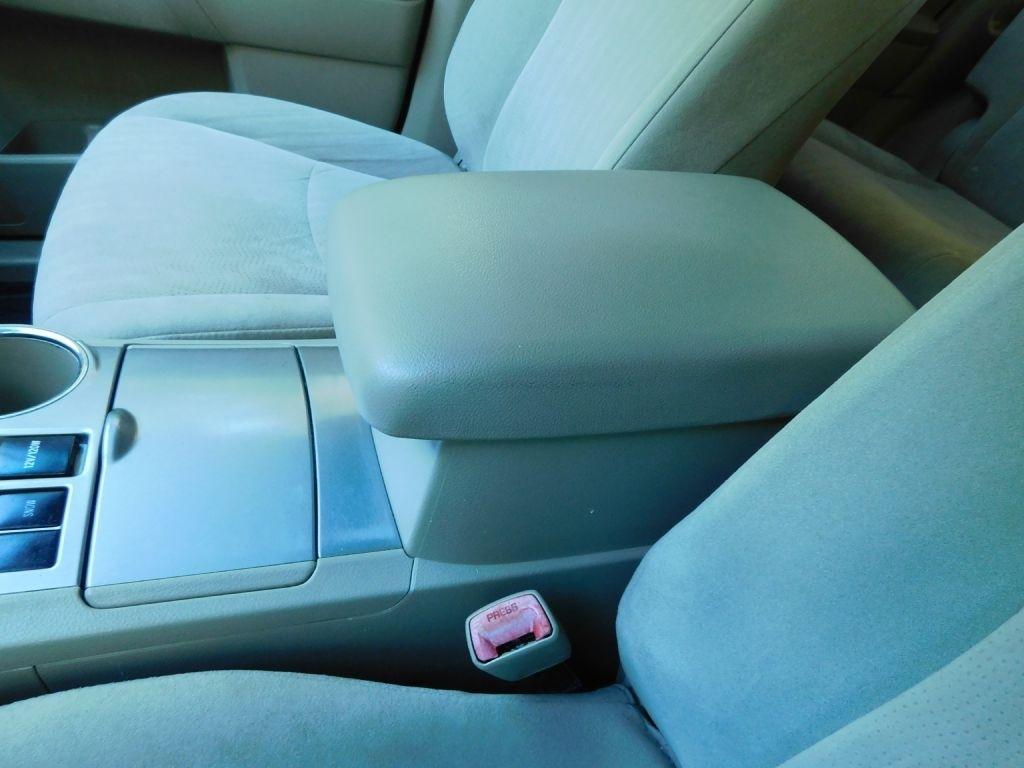 Toyota Highlander Base 2WD I4 2012