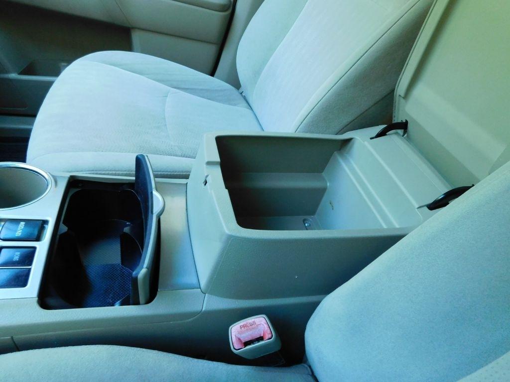 Toyota Highlander Base 2WD I4 2012