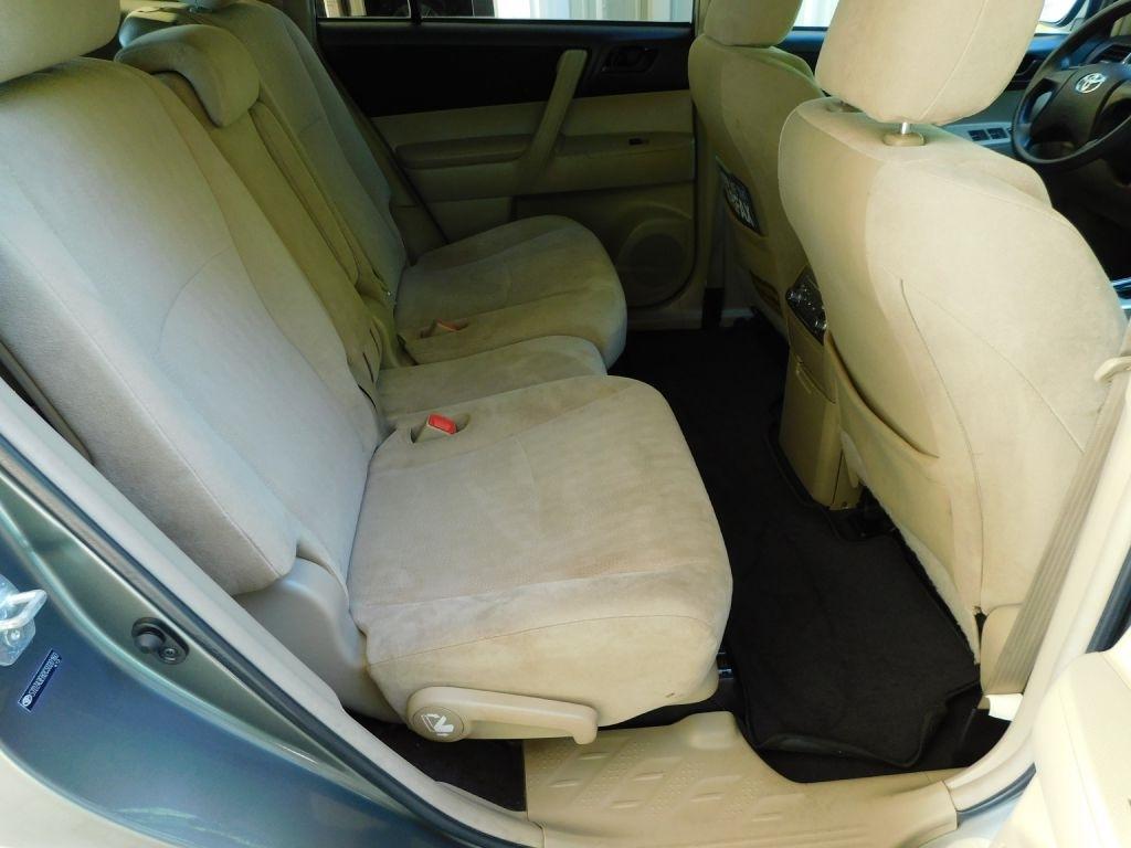 Toyota Highlander Base 2WD I4 2012