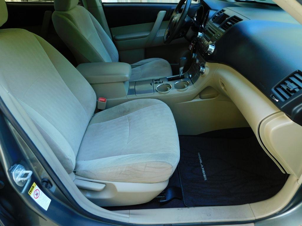 Toyota Highlander Base 2WD I4 2012