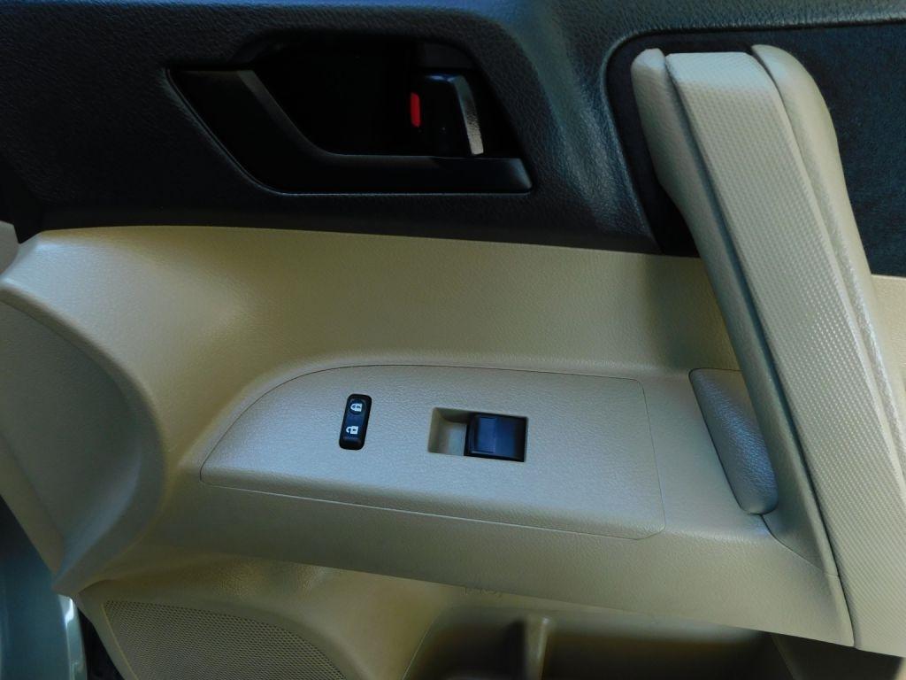 Toyota Highlander Base 2WD I4 2012