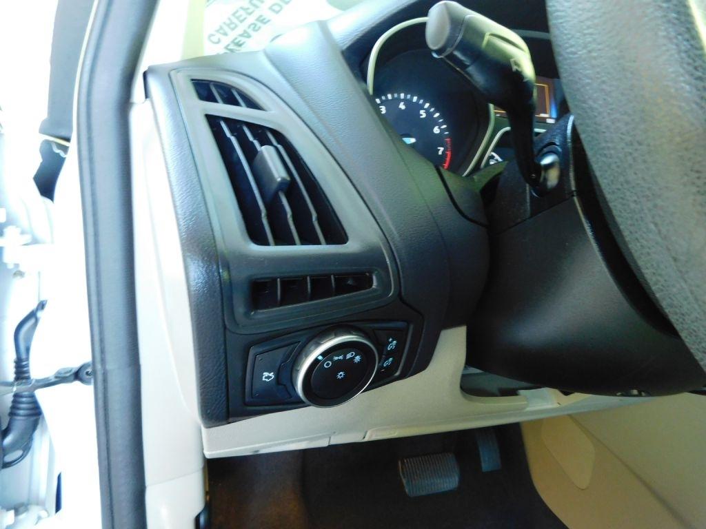 Ford Focus SE Sedan 2016