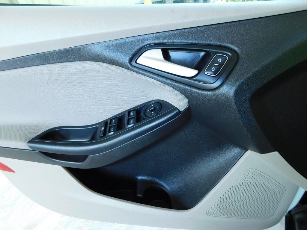 Ford Focus SE Sedan 2016