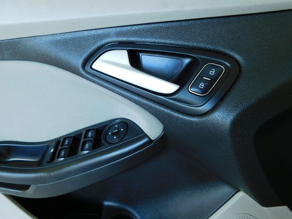 Ford Focus SE Sedan 2016