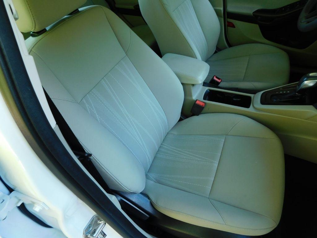 Ford Focus SE Sedan 2016