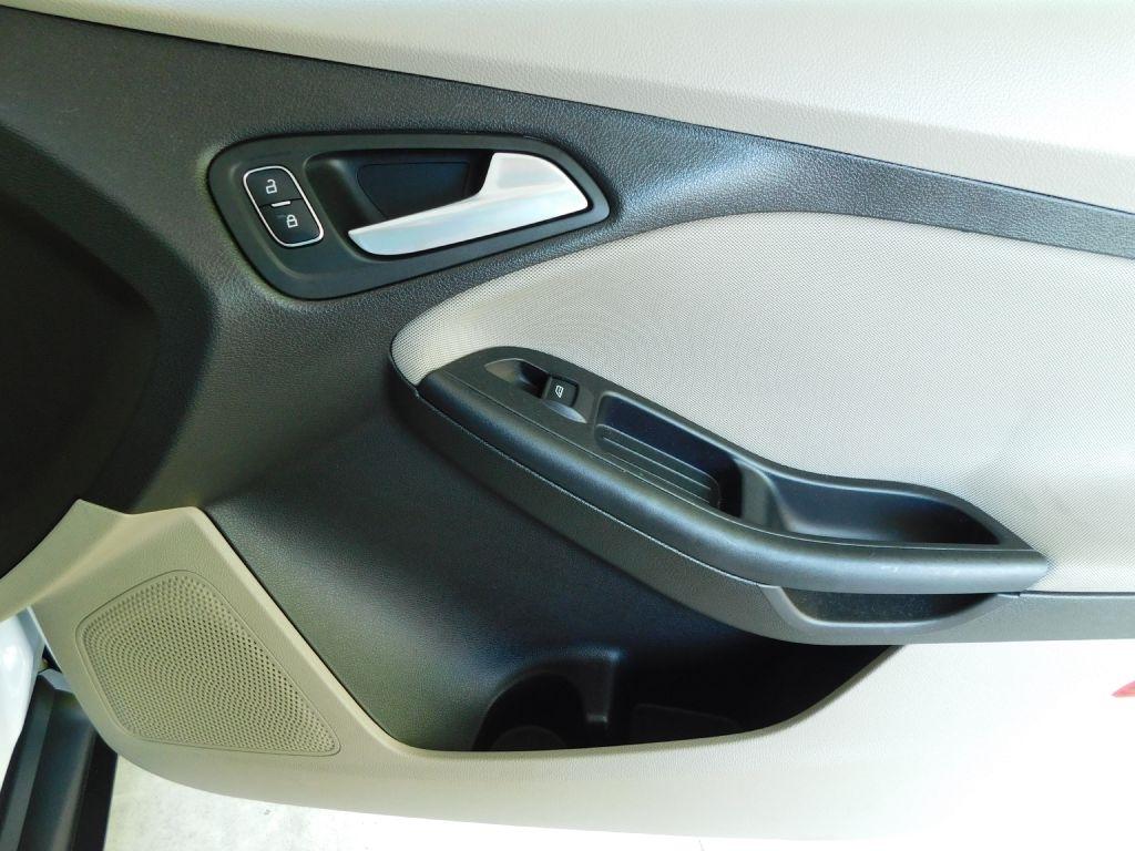 Ford Focus SE Sedan 2016