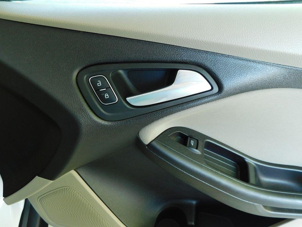 Ford Focus SE Sedan 2016