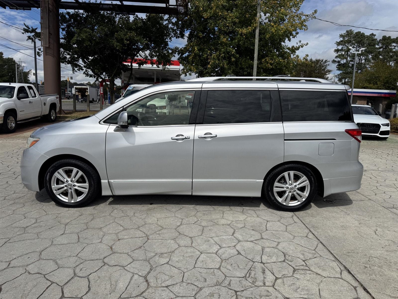 2013 Nissan Quest SL photo 2