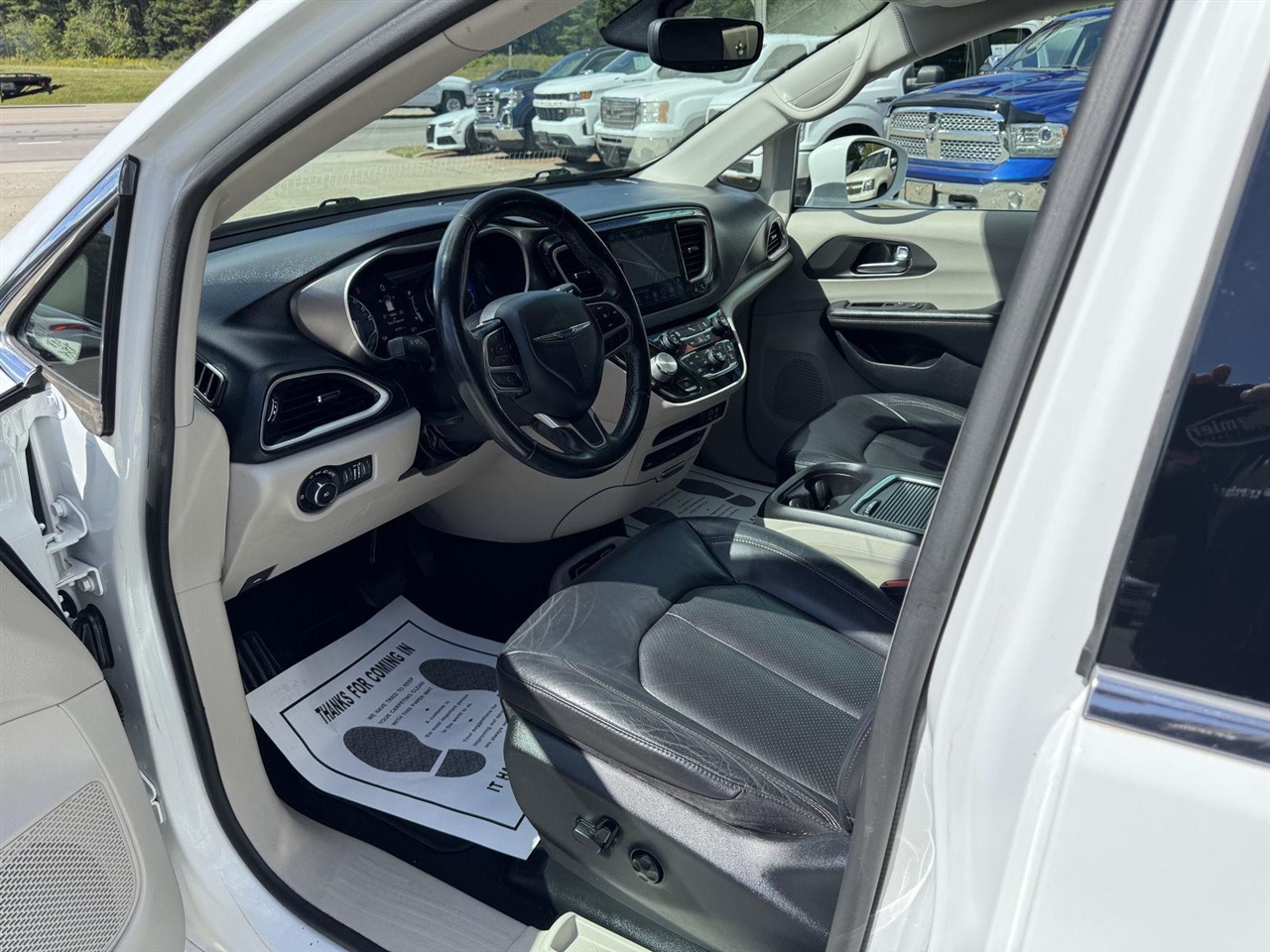 2020 Chrysler Pacifica Touring Plus photo 2