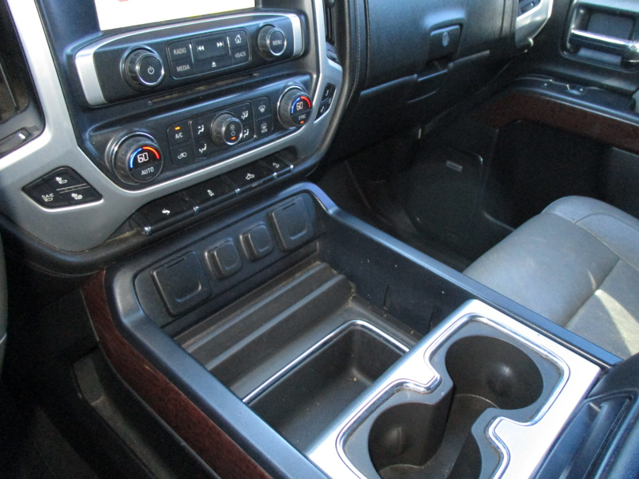 GMC Sierra 1500 4WD Crew Cab 143.5" SLT 2014 GMC Sierra 1500 4WD Crew Cab 143.5" SLT 2014