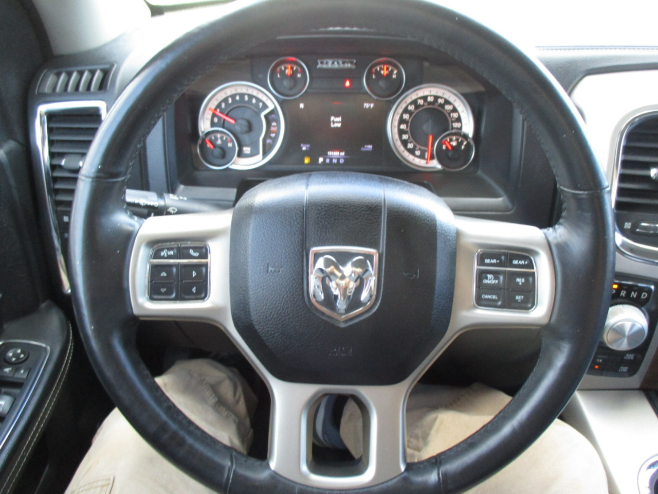 RAM 1500 Laramie 4x4 Crew Cab 5'7" Box 2017