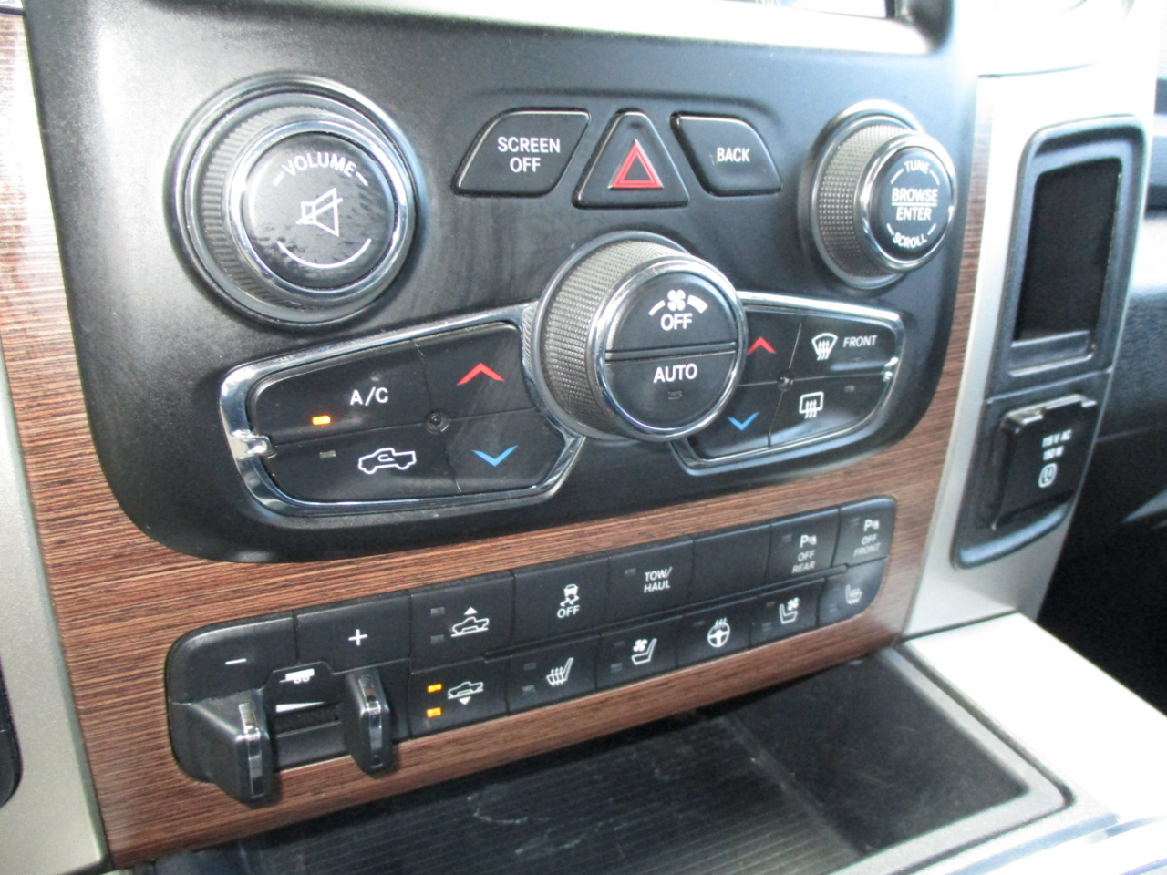 RAM 1500 Laramie 4x4 Crew Cab 5'7" Box 2017