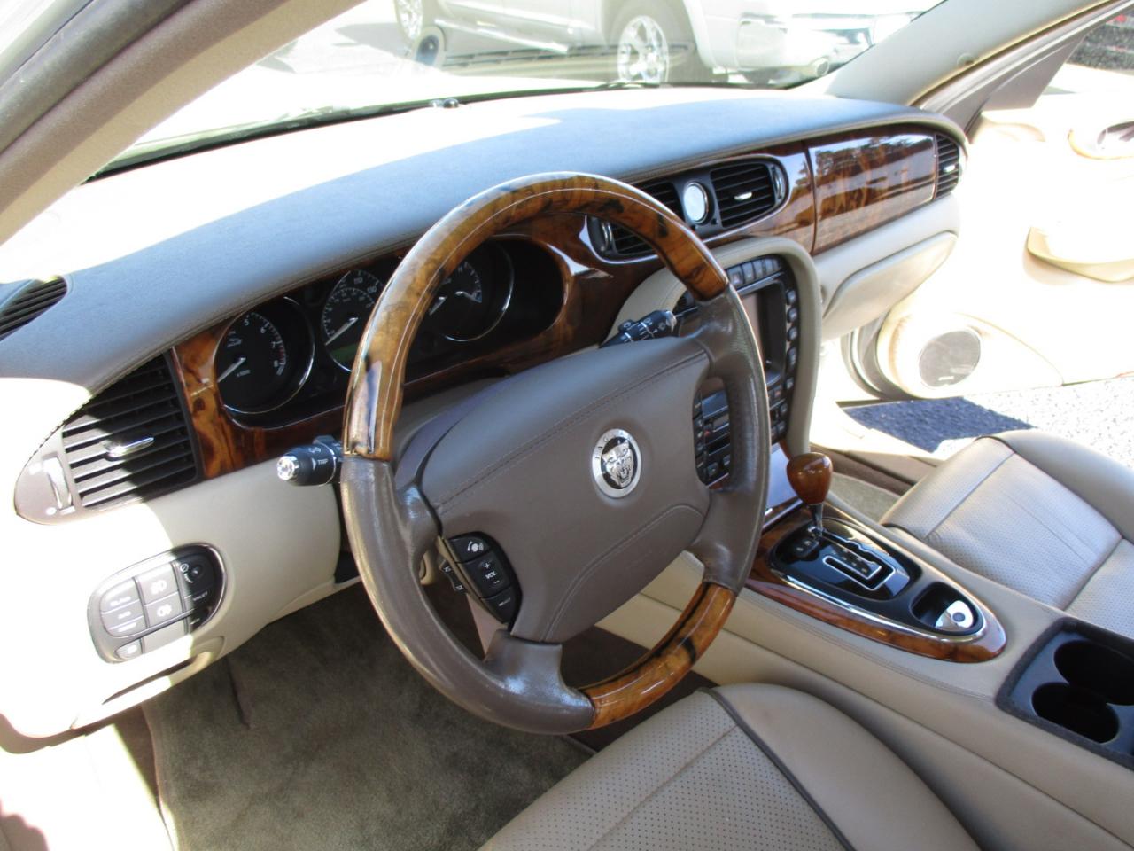 Jaguar XJ Series 4dr Sdn XJ8 2009