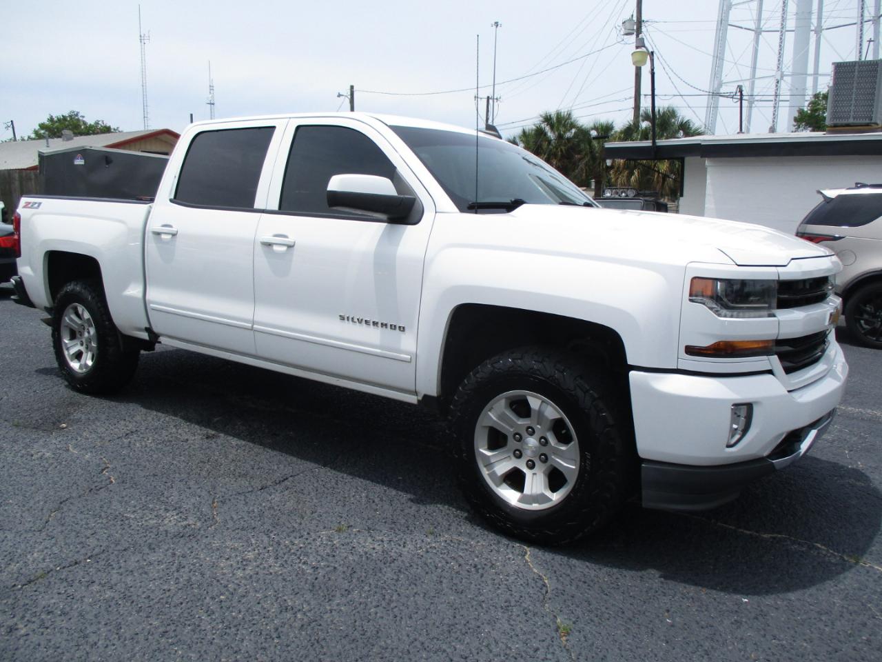 Chevrolet Silverado 1500 4WD Crew Cab 143.5" LT w/2LT 2017