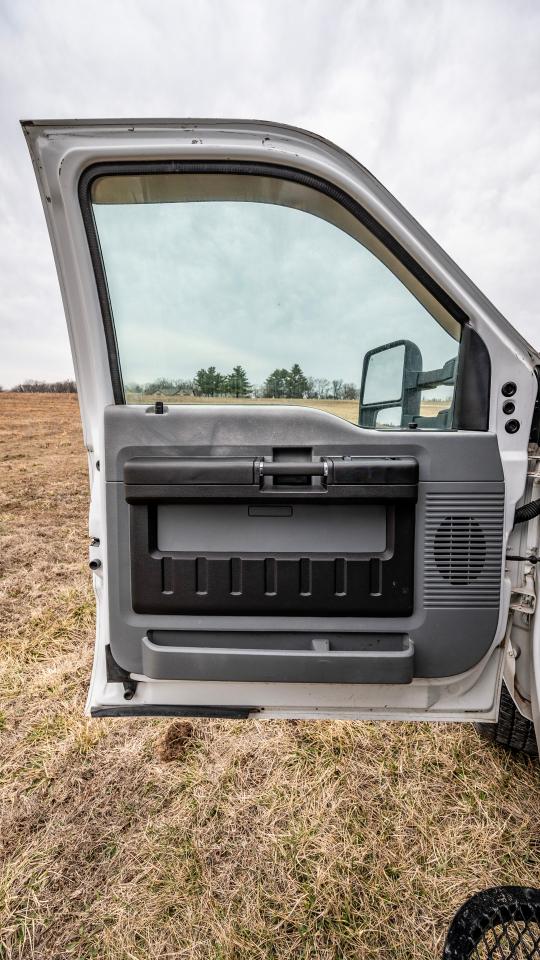 Ford F-350 SD Lariat SuperCab Long Bed DRW 4WD 2011