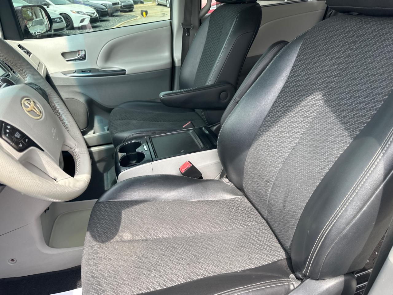 Toyota Sienna FWD 7-Passenger V6 2012