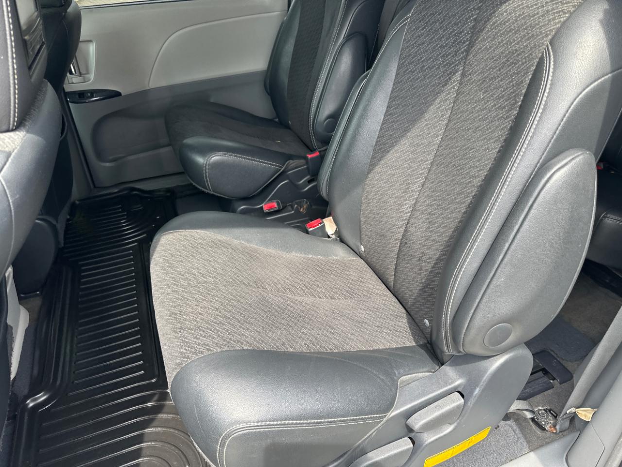 Toyota Sienna FWD 7-Passenger V6 2012