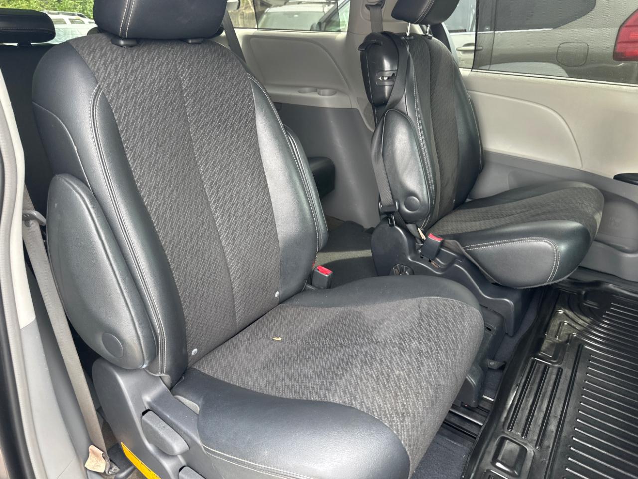 Toyota Sienna FWD 7-Passenger V6 2012