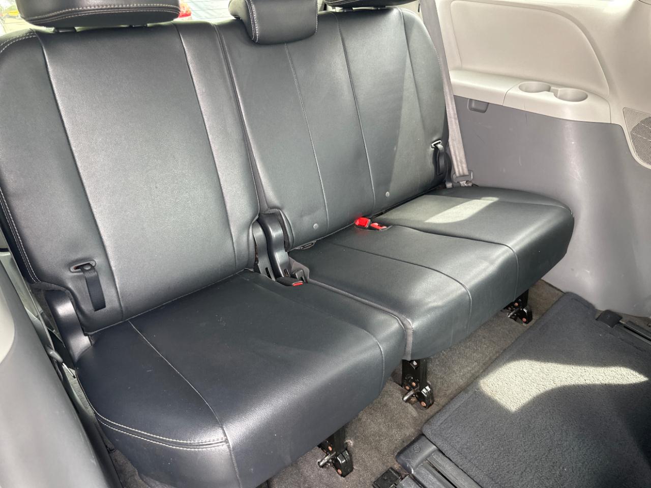 Toyota Sienna FWD 7-Passenger V6 2012