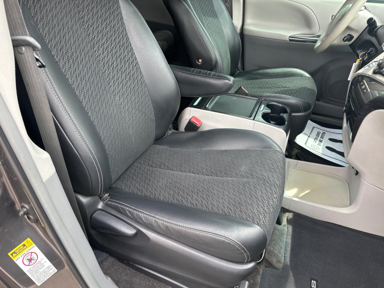 Toyota Sienna FWD 7-Passenger V6 2012
