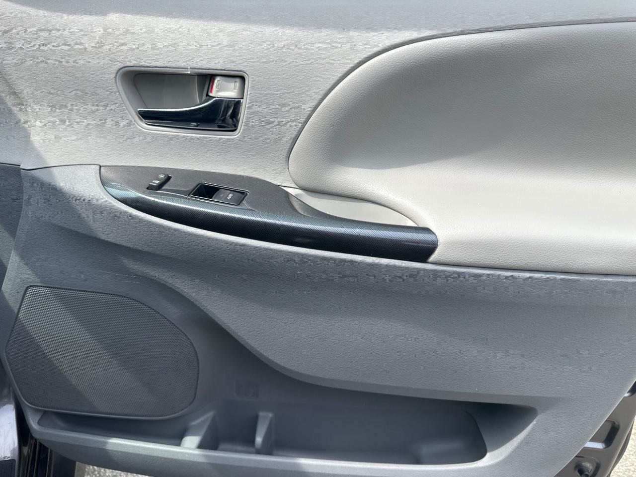 Toyota Sienna FWD 7-Passenger V6 2012