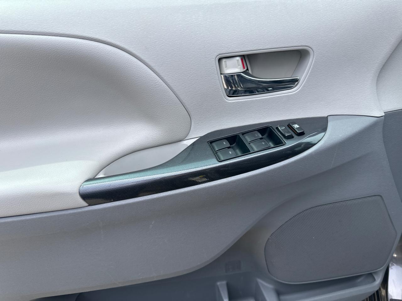 Toyota Sienna FWD 7-Passenger V6 2012