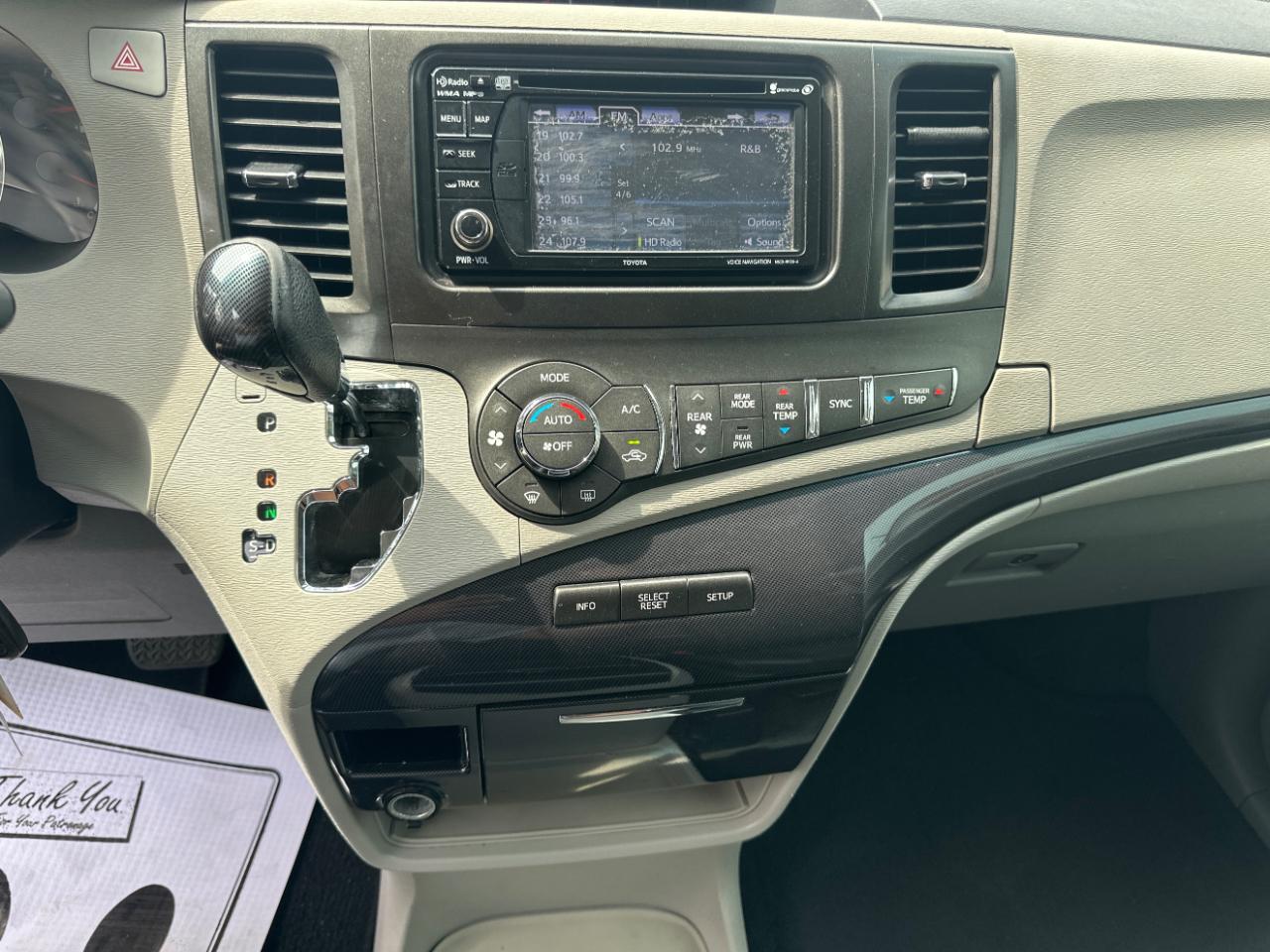 Toyota Sienna FWD 7-Passenger V6 2012