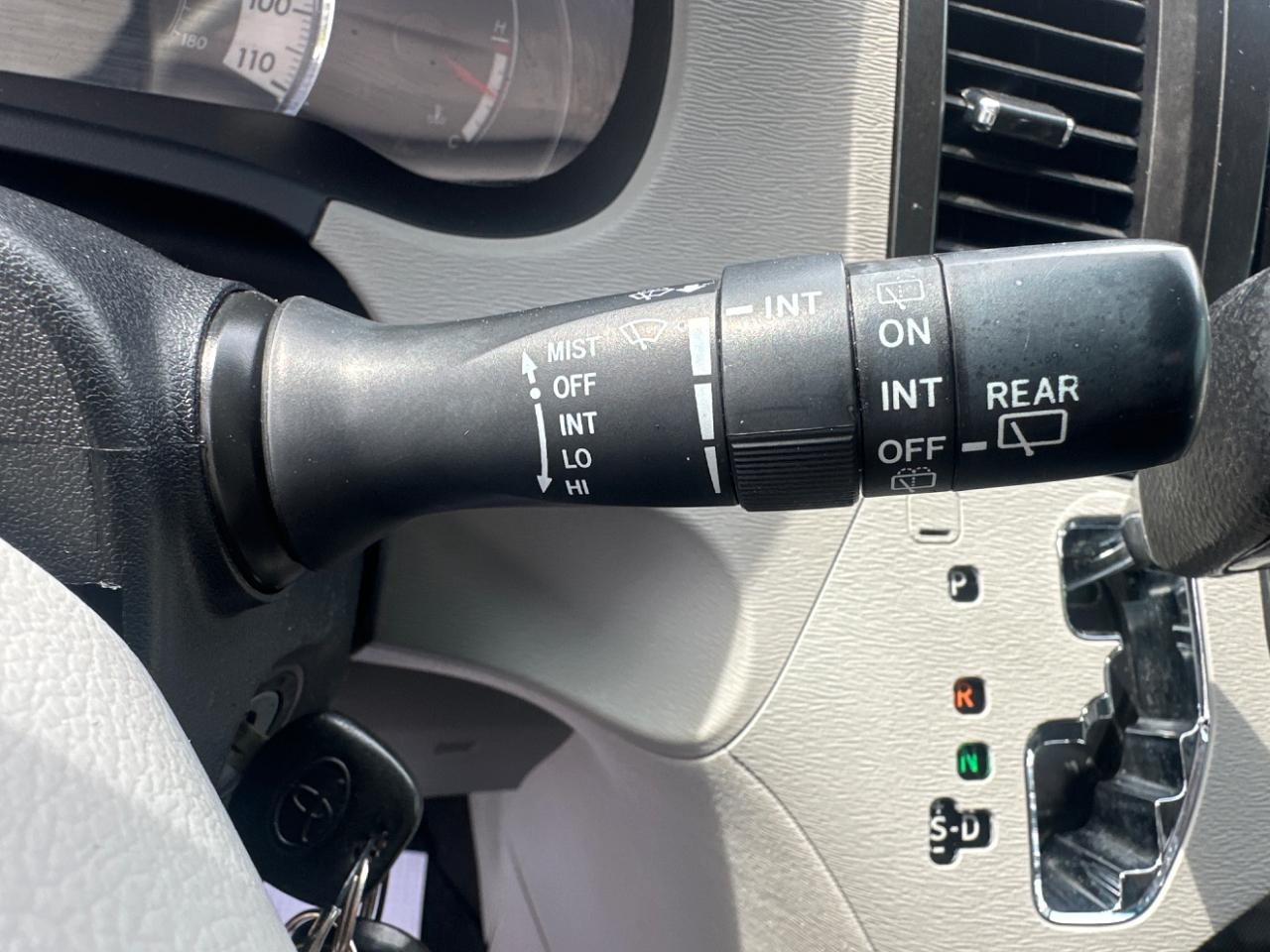 Toyota Sienna FWD 7-Passenger V6 2012