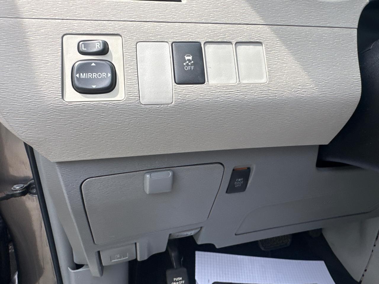 Toyota Sienna FWD 7-Passenger V6 2012