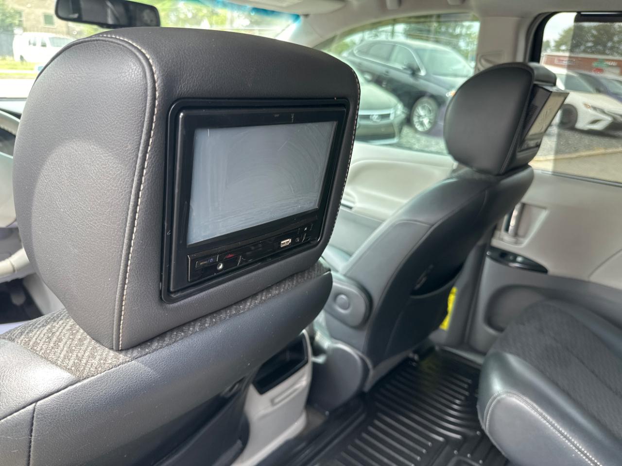 Toyota Sienna FWD 7-Passenger V6 2012