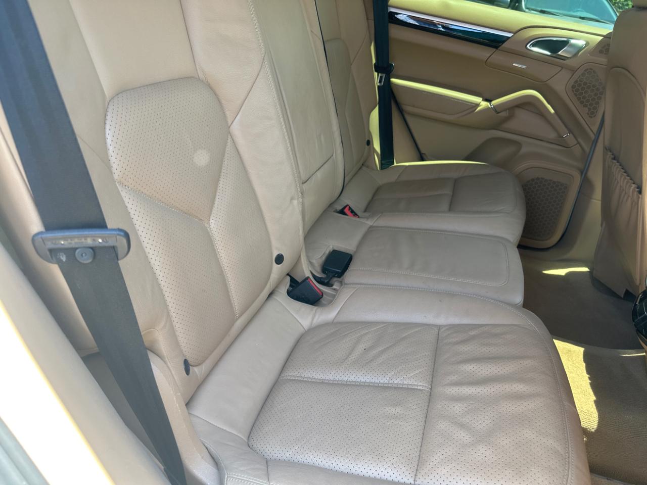 Porsche Cayenne Base 2012