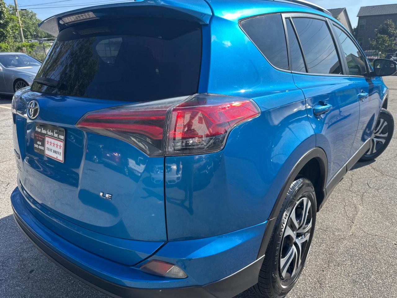 Toyota RAV4 LE FWD (Natl) 2018