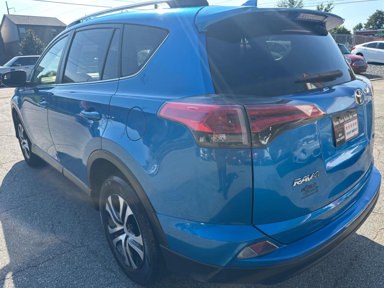 Toyota RAV4 LE FWD (Natl) 2018
