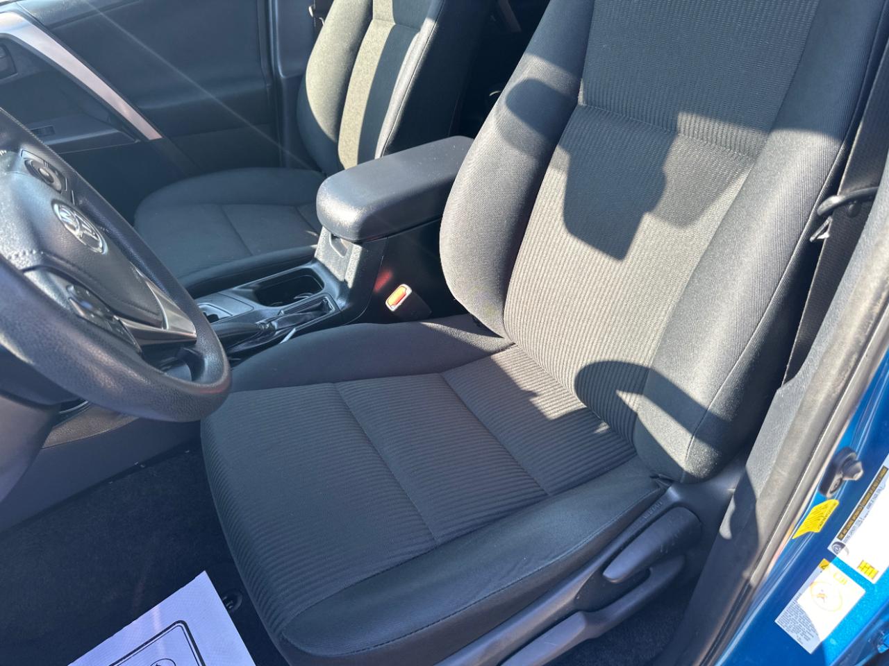 Toyota RAV4 LE FWD (Natl) 2018