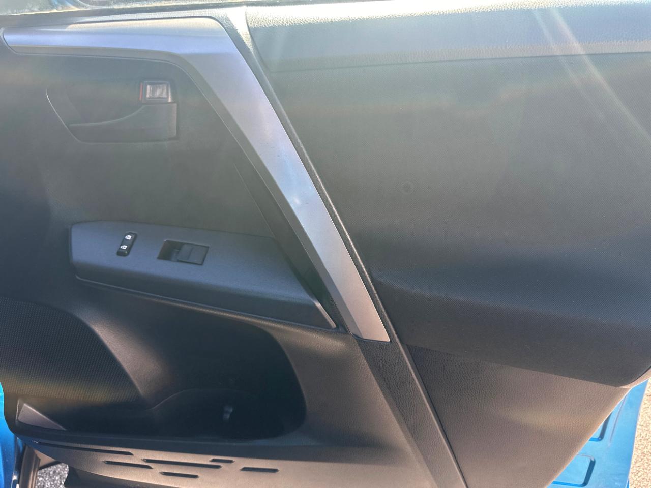 Toyota RAV4 LE FWD (Natl) 2018