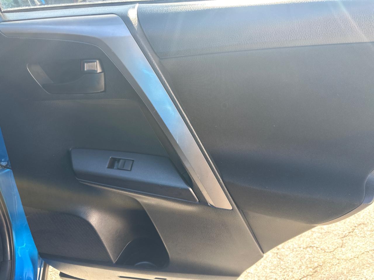 Toyota RAV4 LE FWD (Natl) 2018
