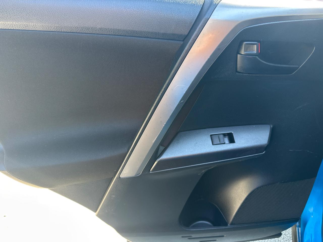 Toyota RAV4 LE FWD (Natl) 2018