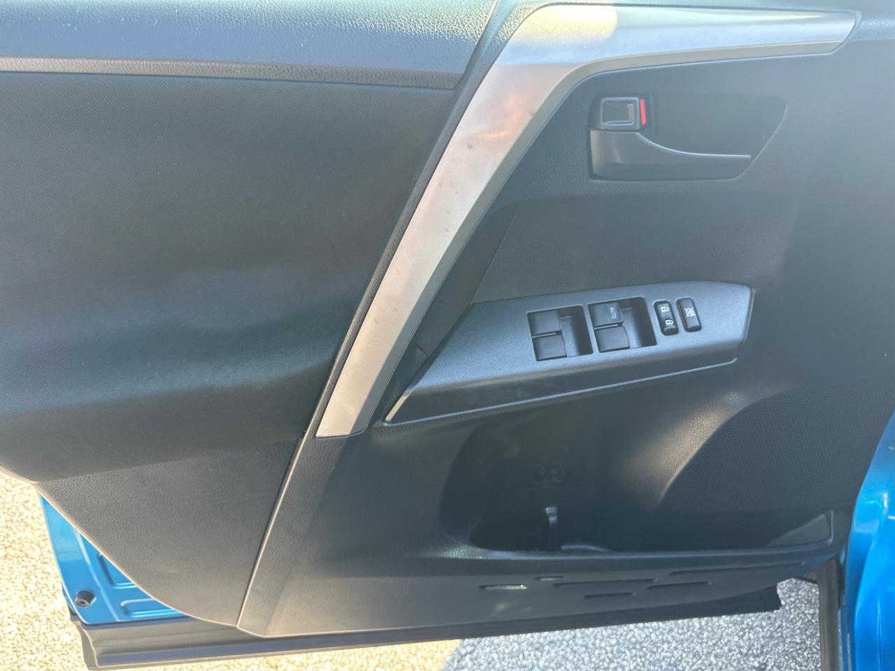 Toyota RAV4 LE FWD (Natl) 2018