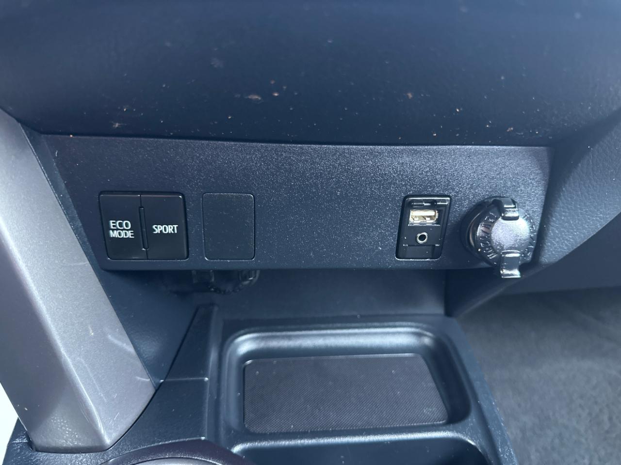 Toyota RAV4 LE FWD (Natl) 2018