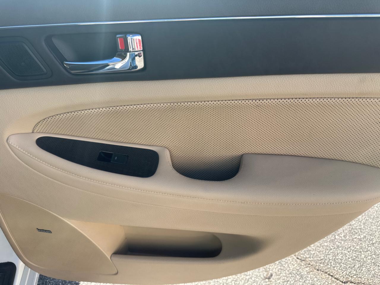 Hyundai Genesis 4dr Sdn 3.8L V6 2009