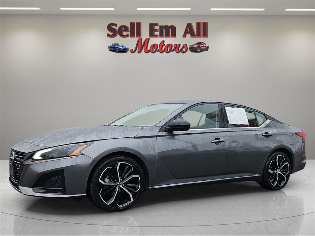 2023 Nissan Altima SR's photo