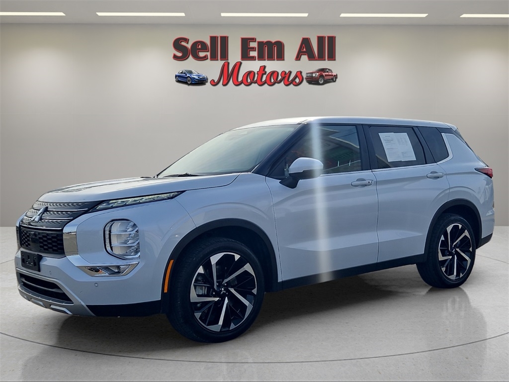 2024 Mitsubishi Outlander SE's photo