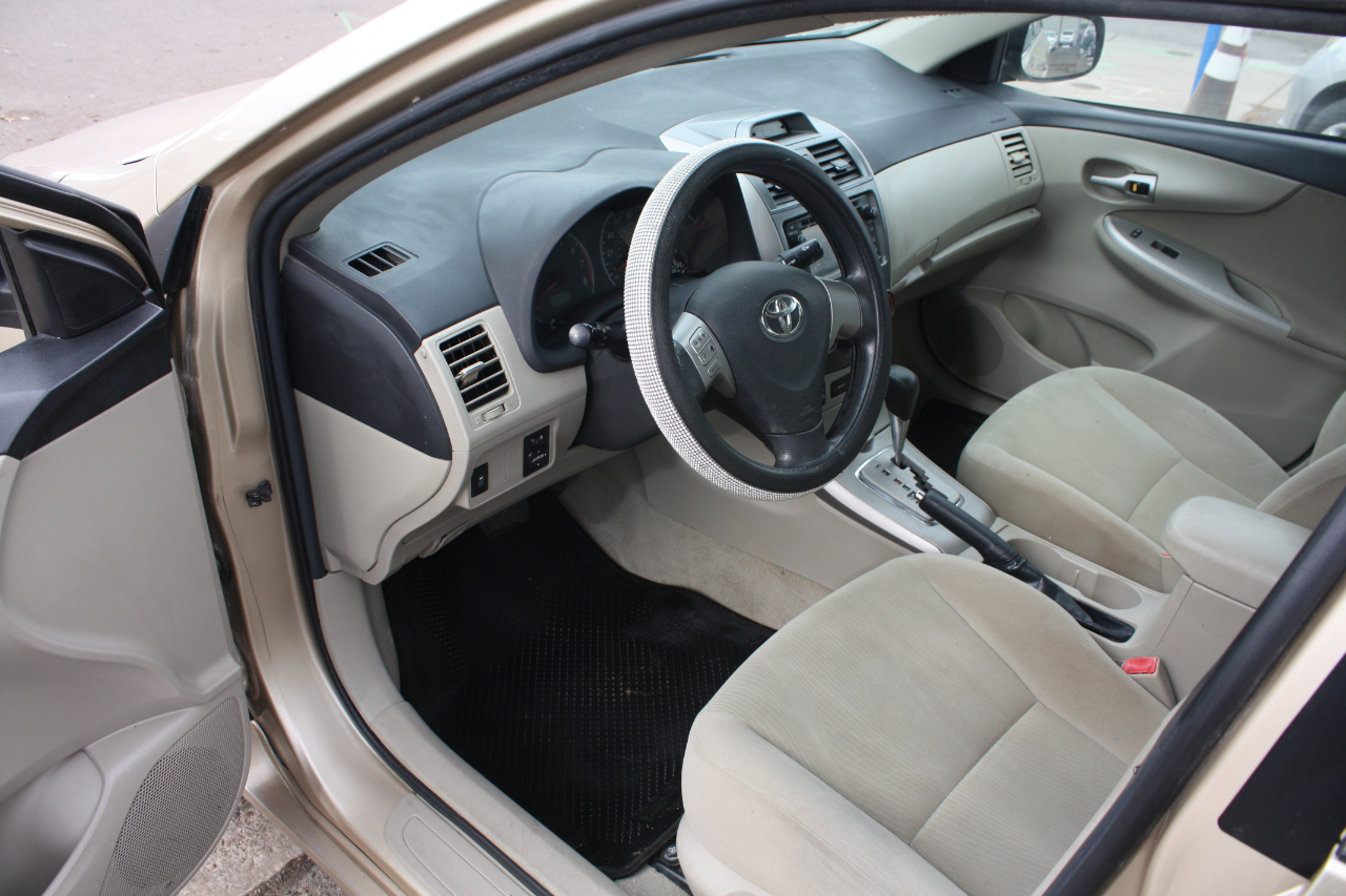 Toyota Corolla LE 4-Speed AT 2013