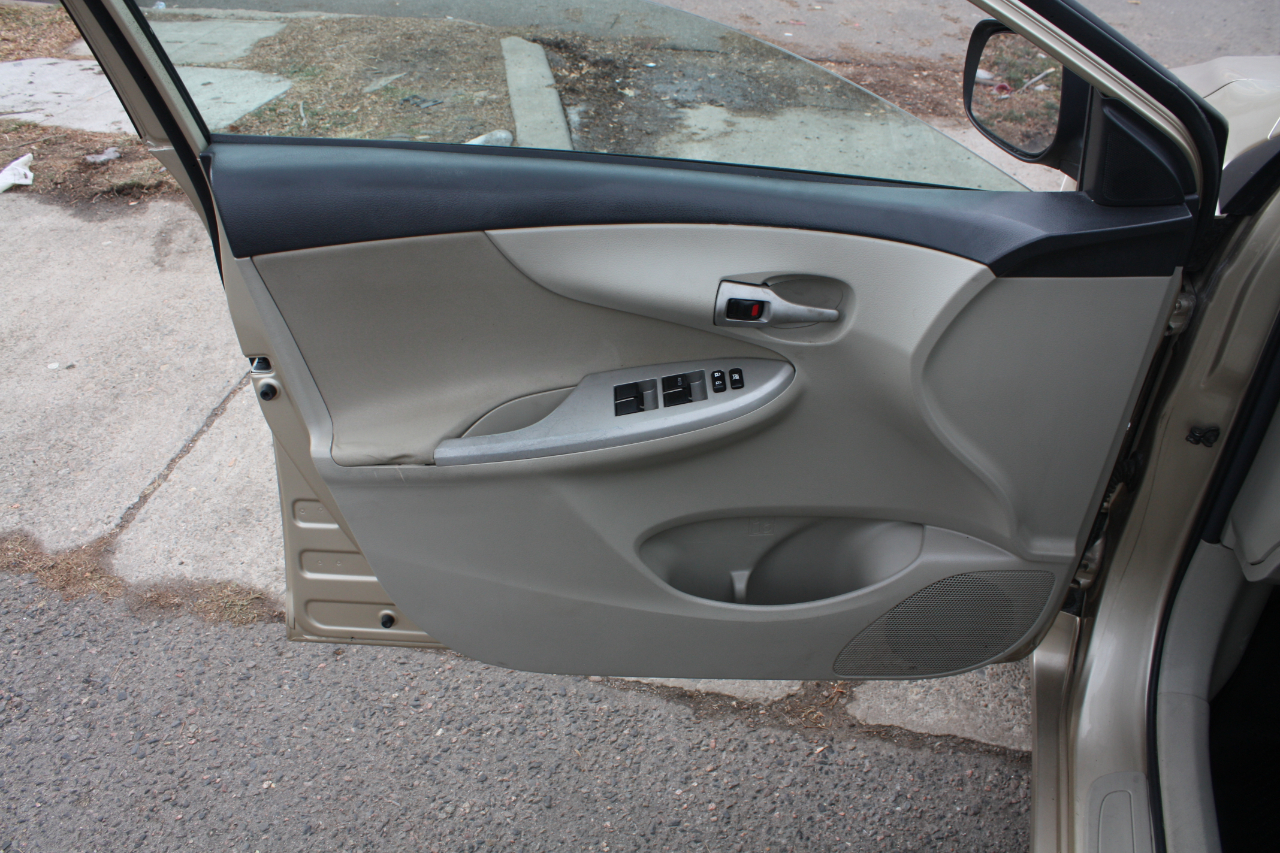 Toyota Corolla LE 4-Speed AT 2013